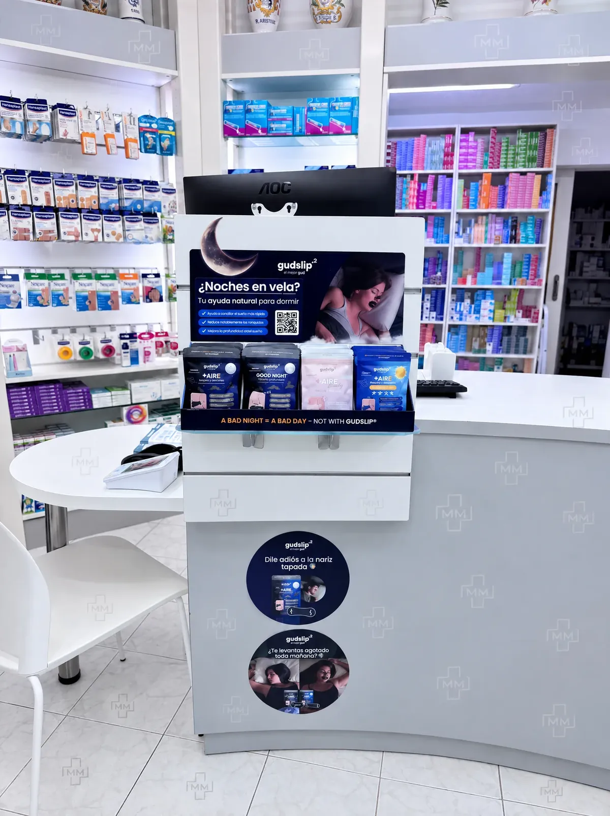 Interior de Farmacia MM con expositor de gudslip (ayuda natural para dormir y respirar mejor) y estanterías de parafarmacia